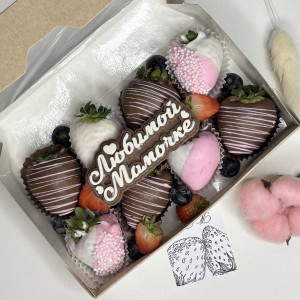 Клубника в шоколаде любимой маме в молочном и белом шоколаде